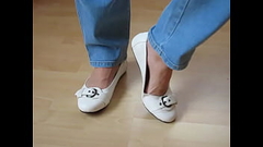 Isabelle-Sandrine is presenting very classy, jeans and white leather ballet flats Thumb